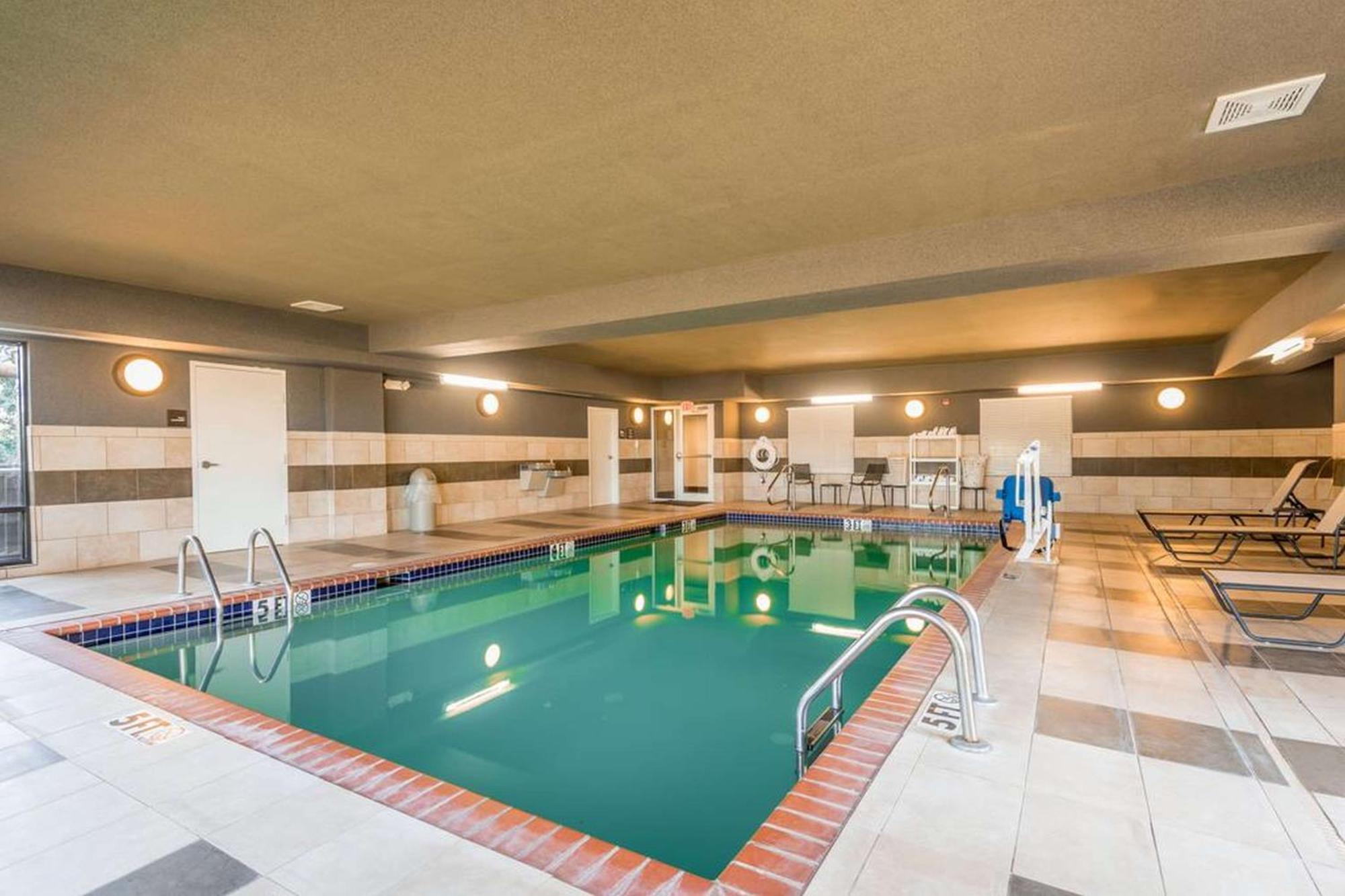 Hampton Inn New Albany Bagian luar foto